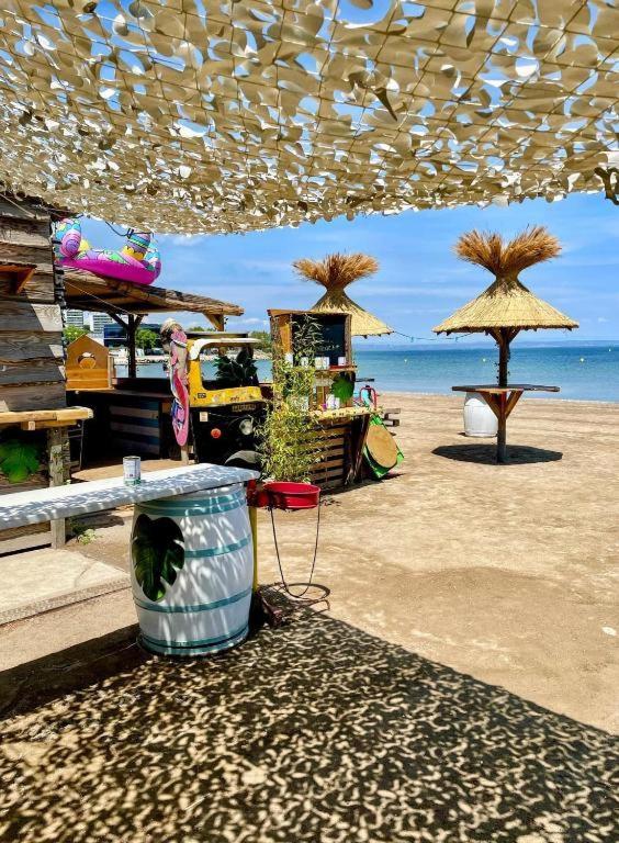 Les Hebergements De La Plage En Ville Мартиг Екстериор снимка
